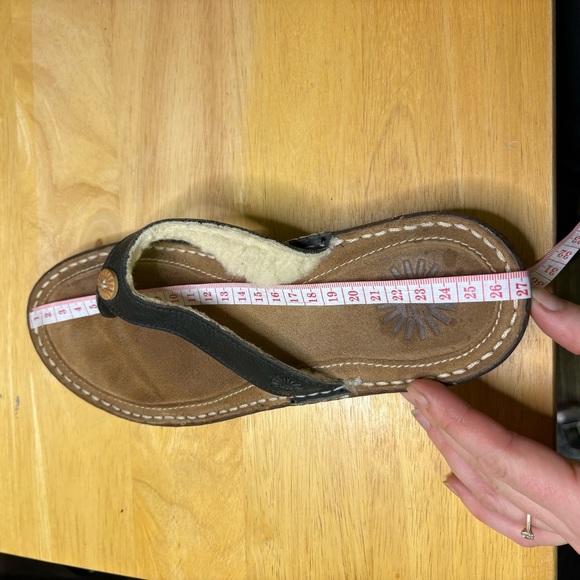 UGG Women's 8 (approx) Black Leather Sandals with Shearling Comfort Sole Suede - Picture 11 of 11